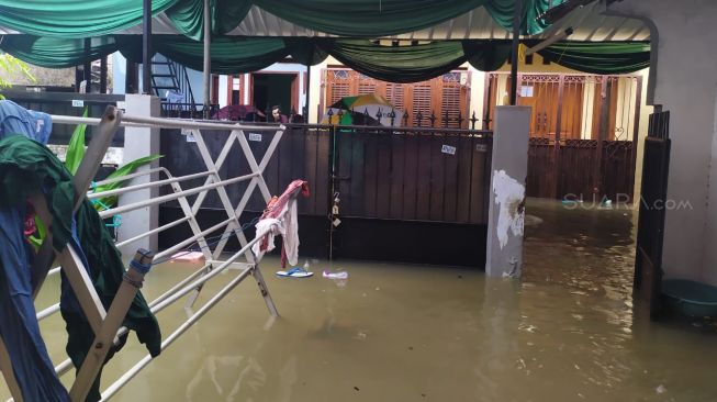 Situasi banjir dengan air yang menggenangi rumah warga di kawasan Duri Kosambi, Cengkareng, Jakarta Barat, Rabu (1/1/2020) pagi. [Suara.com / Yazir Farouk]