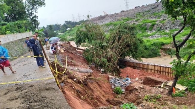 Hujan Deras, 33 Makam di Pasir Putih Depok Hilang