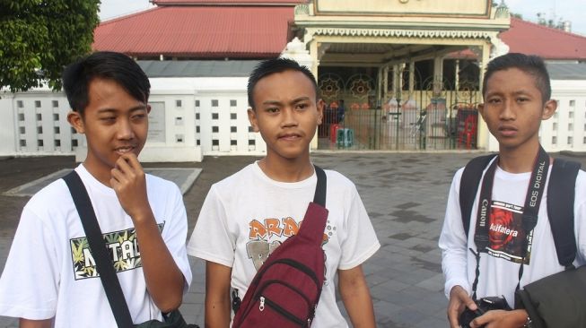 Tiga siswa Madrasal Aliyah dari Purworejo saat diwawancarai di sekitar Masjid Gedhe Kauman, Yogyakarta, Rabu (1/1/2020) - (SUARA/Baktora)