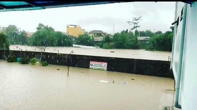 Banjir Setinggi Dada Juga Rendam Rumah Sakit Anna Bekasi