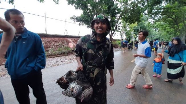 Banjir di Kampung Makassar, Pria Ini Mancing Dapat Ikan Banyak