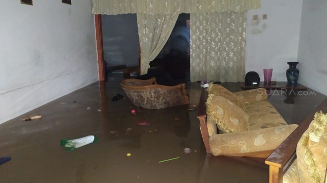 Situasi banjir dengan air yang menggenangi rumah warga di kawasan Duri Kosambi, Cengkareng, Jakarta Barat, Rabu (1/1/2020) pagi. [Suara.com / Yazir Farouk]