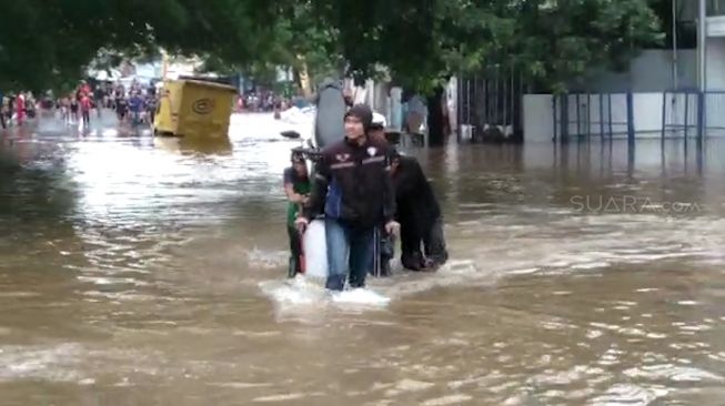 Pengais Rezeki di Balik Banjir Pondok Kacang Kota Tangerang