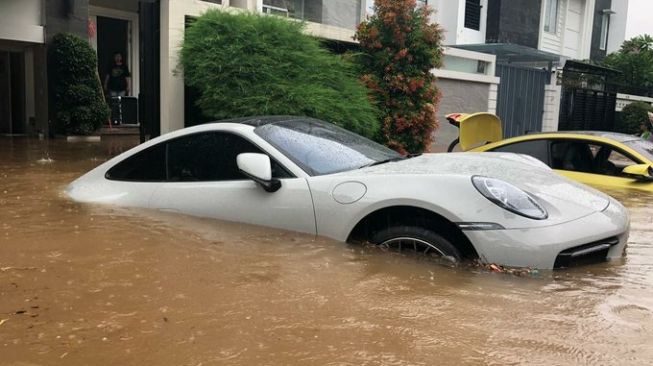 Potret mobil yang hanyut karena banjir. (Twitter)