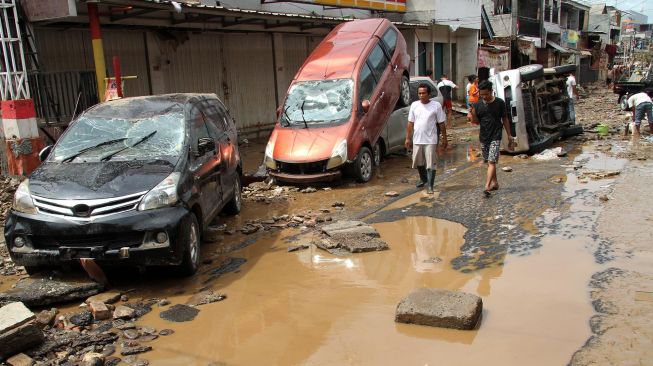 Sejumlah kendaraan dan akses jalan hancur pasca banjir yang merendam kawasan Pondok Gede Permai, Jatiasih, Bekasi, Jawa Barat, Kamis (2/1/2020). [ANTARA FOTO/Risky Andrianto]