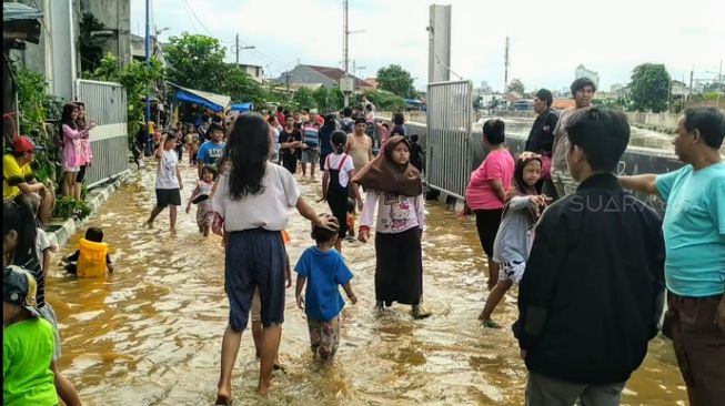 Banjir Jakarta Dilaporkan Surut, Wilayah Jakbar Masih Tergenang