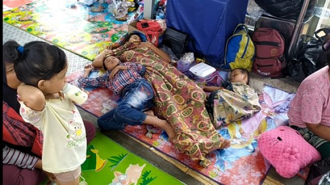 Butuh Bantuan! Korban Banjir Rawa Buaya Ngungsi di Halte TransJakarta