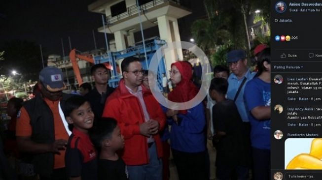 Sosok Ika Agustin Ningrum, penjaga pintu air Manggarai. (Facebook/Anies Baswedan)