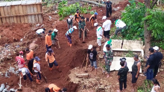 Makam Warga di Depok yang Tertimbun Longsor Dievakuasi ke TPU Milik Pemkot