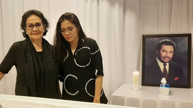 Rina Hasyim dan putrinya saat melihat mendiang Chis Pattikawa [Suara.com/Evi]