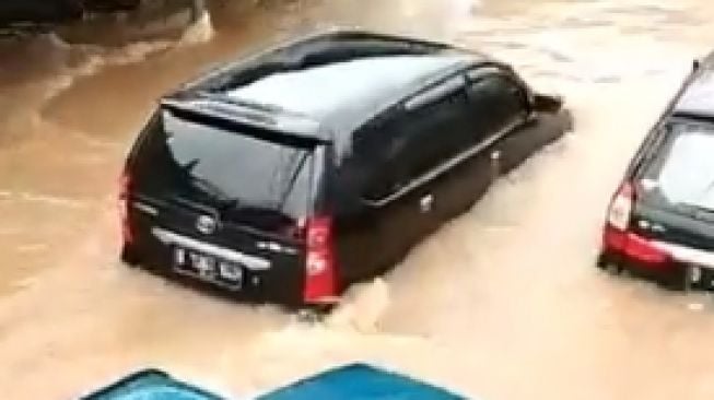 Potret mobil yang hanyut karena banjir. (Twitter)