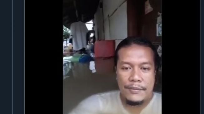 Video pria kebanjiran setinggi leher. (Twitter/@Ichang76)