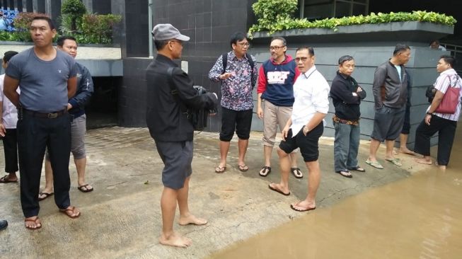 Jelang Rilis Inflasi Desember 2019, Kepala BPS Pantau Banjir Pakai Sendal