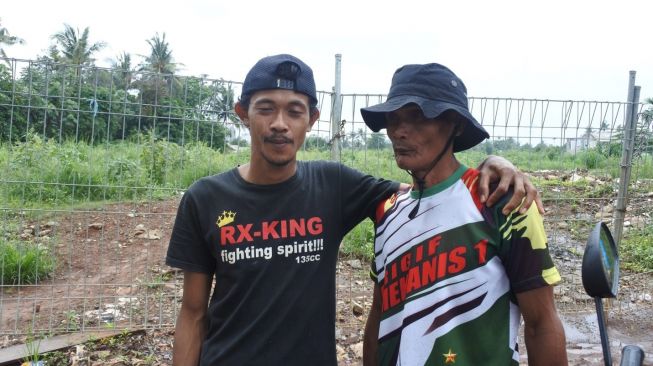 Bapak samsul yang menggunakan baju berwarna hijau adalah seorang warga sekitar yang menangkap ikan di Kali Jl. Srengseng Sawah, Jagakarsa, Jakarta Selatan, Rabu (1/01/2020). [Lutfia D.K]