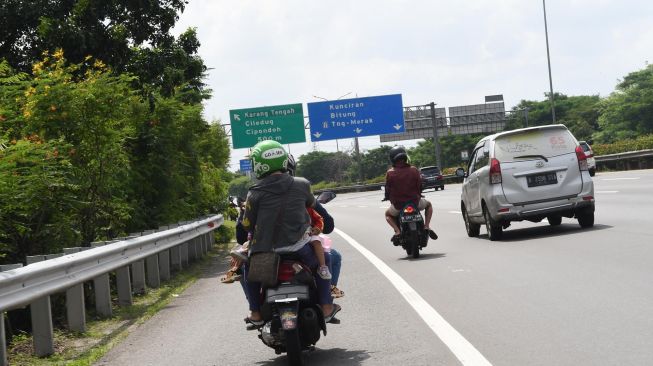 Pengendara sepeda motor melintas di jalan tol lingkar dalam Kebon Jeruk, Jakarta Barat, Kamis (2/1).  [ANTARA FOTO/Muhammad Adimaja]
