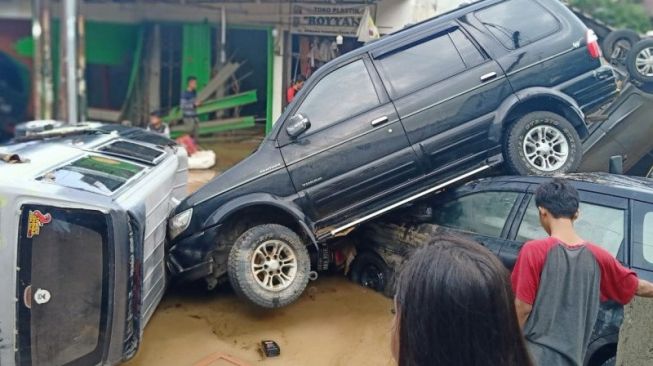 Tumpulan mobil terbawa banjir di Jatiasih, Bekasi. (Antara)