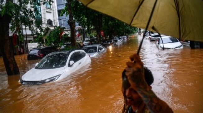 Sejumlah mobil terendam banjir di Jalan Kemang Raya, Jakarta Selatan, Rabu (1/1/2020). Hujan deras yang mengguyur DKI Jakarta membuat sejumlah wilayah di Ibu Kota terendam banjir. Sebagai ilustrasi mobil dan banjir Jakarta 2020 [ANTARA FOTO/Sigid Kurniawan/foc].