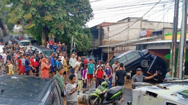 Sisa Mobil Bertumpuk Terbawa Banjir Dahsyat di Kompleks PGP Jatiasih Bekasi