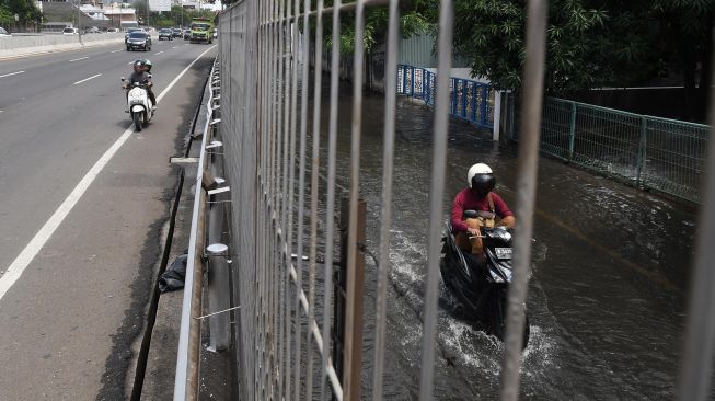 Pengendara sepeda motor melintas di jalan tol lingkar dalam Kebon Jeruk, Jakarta Barat, Kamis (2/1).  [ANTARA FOTO/Muhammad Adimaja]
