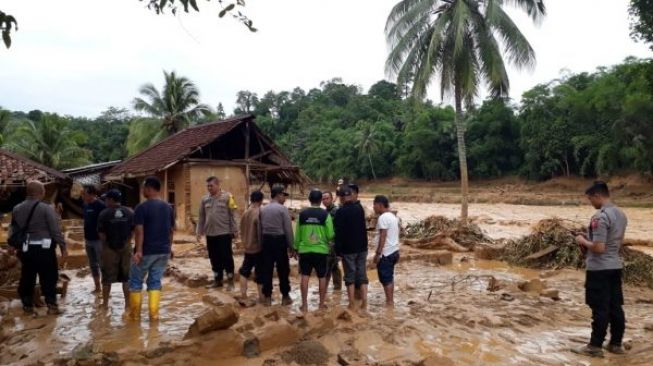 Banjir Bandang Lebak, 2 Orang Hilang, 6 Orang Tertimbun Tanah