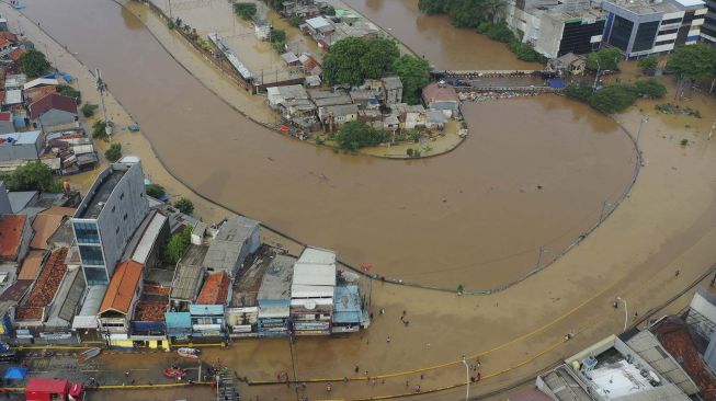 Banjir merendam kawasan Kampung Pulo dan Bukit Duri di Jakarta, Kamis (2/1). [ANTARA FOTO/Nova Wahyudi]