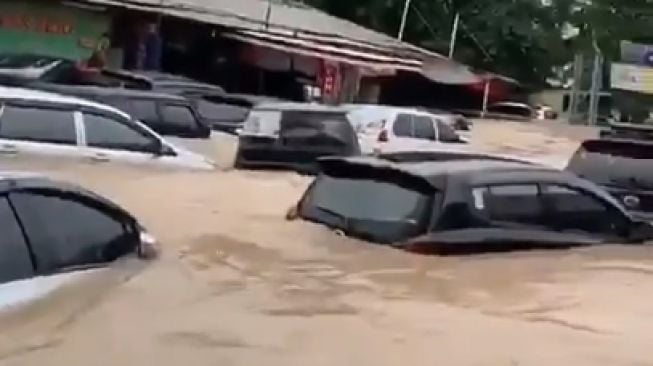 Potret mobil yang hanyut karena banjir. (Twitter)