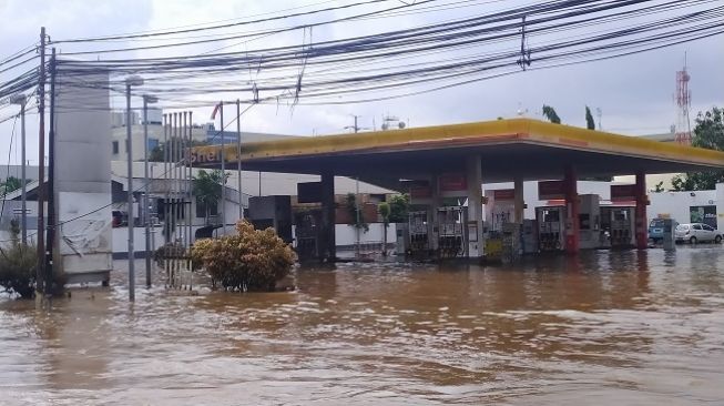 BBM Masih Menggenang di SPBU Shell Daan Mogot yang Terbakar Saat Banjir