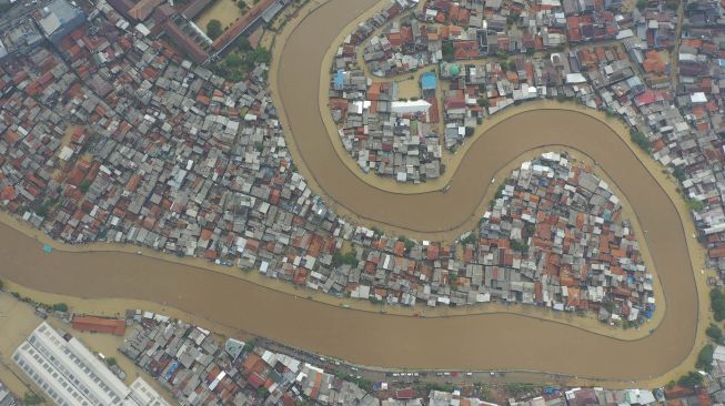 Banjir merendam kawasan Kampung Pulo dan Bukit Duri di Jakarta, Kamis (2/1). [ANTARA FOTO/Nova Wahyudi]