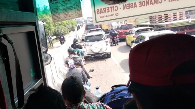 Pemotor Pakai Sarung dan Peci Lewat Jalan Tol, Pengendara Mobil: Pak Keluar