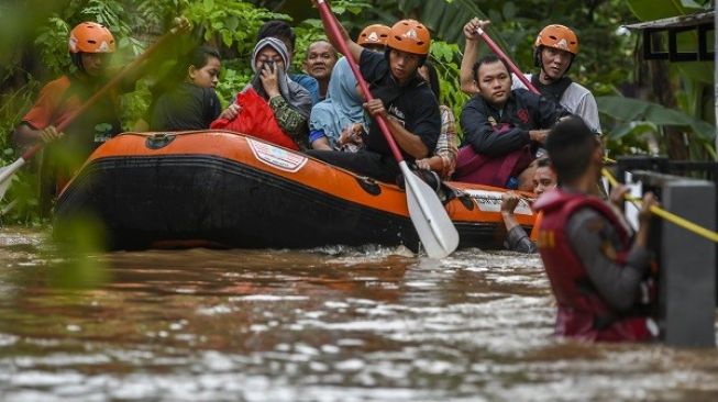 Aksi Heroik Relawan PMI Selamat Bayi Terjebak Banjir Bandang