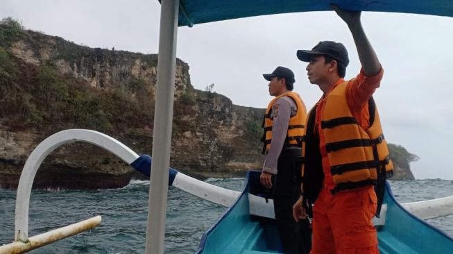 Pemancing Terseret ke Laut dari Atas Tebing Nusa Penida