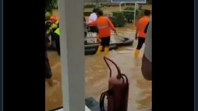 Dirut PT KAI tinjau banjir. (Twitter/Alitingting2)