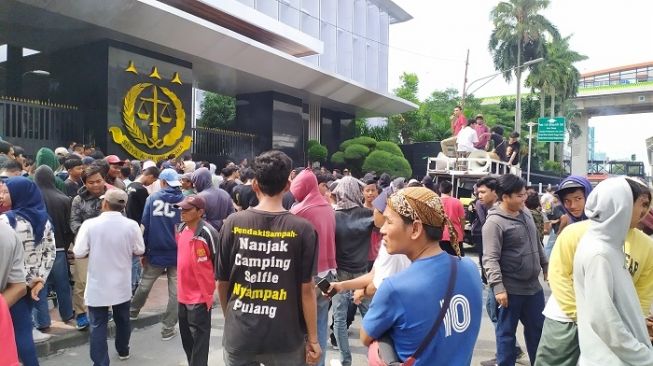 Beraksi Lagi, Pendemo Bayaran Kini Desak Kejagung Tangkap Novel Baswedan