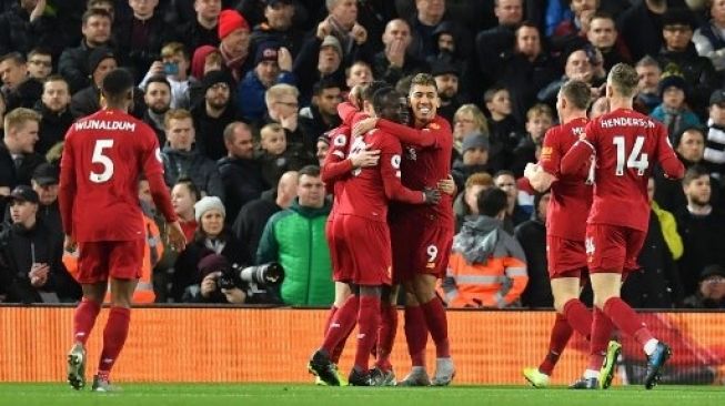 Para pemain Liverpool merayakan gol Mohamed Salah ke gawang Sheffield United dalam laga Liga Inggris di Anfield. Paul ELLIS / AFP