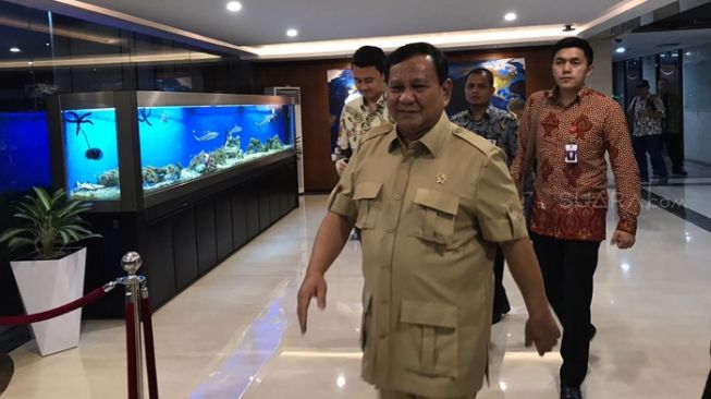 Menteri Pertahanan RI Prabowo Subianto menyambangi kantor Menteri Koordinator Bidang Kemaritiman dan Investasi Luhut Binsar Pandjaitan, Jumat (3/1/2020). [Suara.com/Achmad Fauzi]