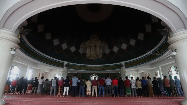 Warga menunaikan ibadah salat Jumat di Masjid Siti Rawani, Jatiasih, Bekasi, Jawa Barat, Jumat (3/1). [Suara.com/Angga Budhiyanto]  