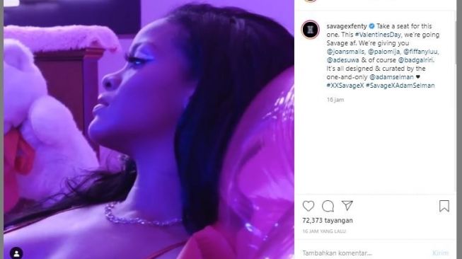 Rihanna pakai lingerie. (Instagram/@fentybeauty)