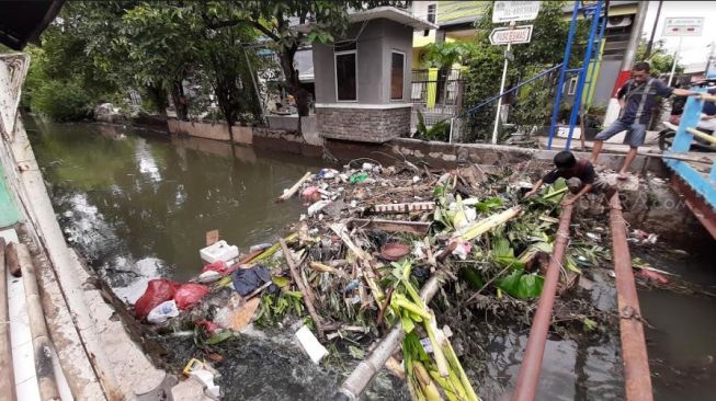 Warga Rawa Buaya Mengeluh Sampah Banjir: Liput Dong Biar Diangkut Petugas