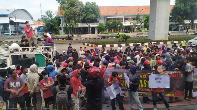 Puluhan orang berdemo bayaran di depan gedung Kejagung, Jakarta. (Suara.com/Stephanus Aranditio).