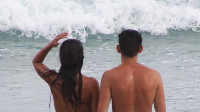 Ilustrasi pasangan liburan di pantai nudis. (Pixabay/Pedro Márquez)