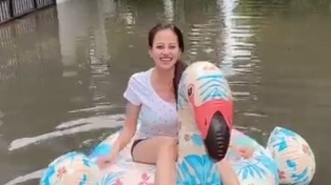 Bak Liburan di Bali, Model Cantik Ini Naik Bebek Karet saat Jakarta Banjir