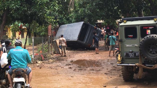 Komunitas Offroad berusaha mengevakuasi bus yang sebelumnya terdampak banjir di PGP Bekasi pada Jumat (3/1/2020). [Suara.com/M Yacub]