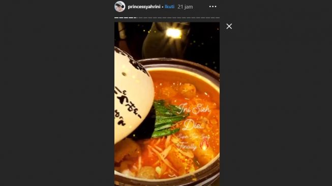 Syahrini mencicipi kuliner khas Jepang. (instagram.com/princesssyahrini)