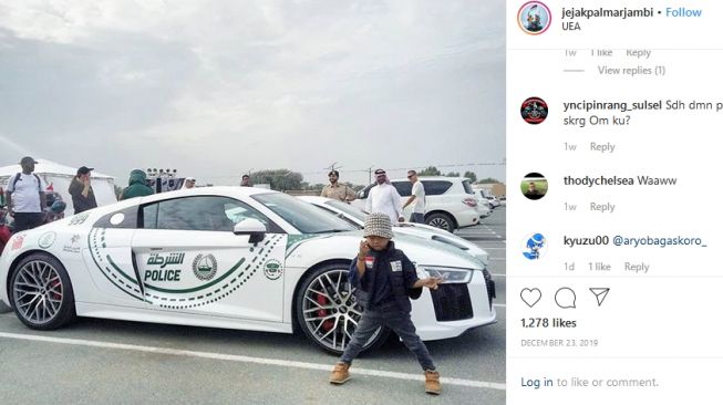 Di mana pun, Lilik Gunawan selalu menyempatkan waktu agar putranya, Achmadi Balda (4) bisa merasakan denyut otomotif setempat. Contohnya berpotret dengan mobil polisi Emirat Arab (UAE) [screen shot Instagram: @jejakpalmarjambi].