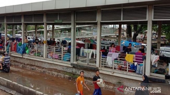 Banjir, Ratusan Warga Jakarta Masih Betah Mengungsi di Halte TransJakarta