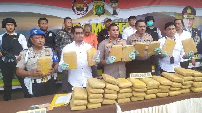 Rumah Kurir Narkoba Kebanjiran, Petugas Temukan Ganja 51 Kg Saat Evakuasi