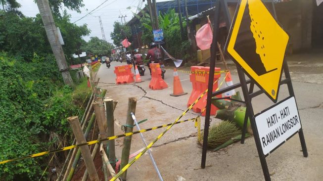Jalan Raya Pitara Depok Rawan Longsor, Truk Muatan Besar Dilarang Melintas