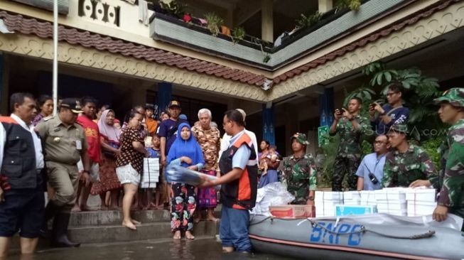 Anies Baswedan di lokasi banjir, Jalan Teluk Gong, Pejagalan, Penjaringan, Jakarta Utara.