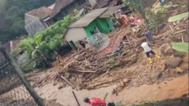 Derita Korban Longsor Bogor: Tak Ada yang Tersisa, Rumah Rata dengan Tanah