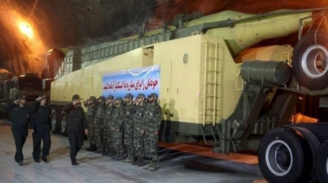 Ilustrasi - Anggota Satuan Aerospace Pasukan Garda Revolusi Islam Iran memberi hormat di base rudal bawah tanah dengan unit pelontar di lokasi yang dirahasiakan, di foto yang tidak bertanggal dari Fars News. [Fars News]